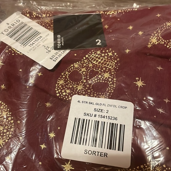 NWT Torrid Leggings Cropped Burgundy with gold Skulls & Stars size 2 - Picture 6 of 7
